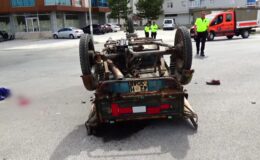 Hafif ticari araçla çarpışan üç tekerlekli motosiklet sürücüsü öldü