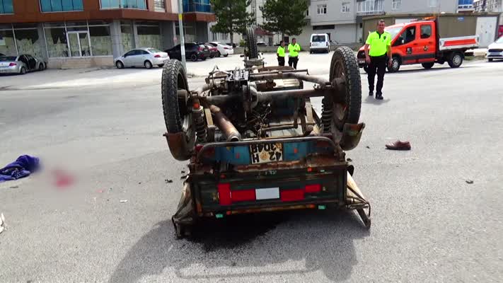 Hafif ticari araçla çarpışan üç tekerlekli motosiklet sürücüsü öldü