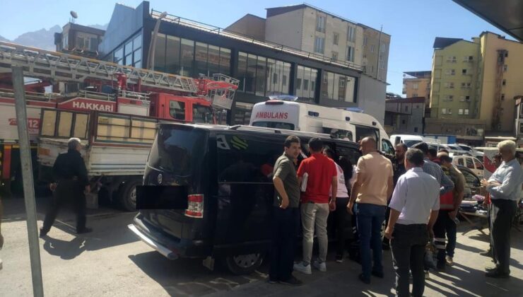 Hakkari’de araçta kilitli kalan yaşlı kadın itfaiye tarafından kurtarıldı