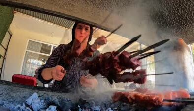 22 yıldır Hazar Gölü kıyısında kebap sanatını yaşatıyor