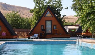 Hazar Gölü’nde doğayla iç içe tatil imkanı: Elazığ bungalovları