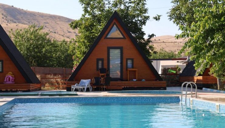 Hazar Gölü’nde doğayla iç içe tatil imkanı: Elazığ bungalovları