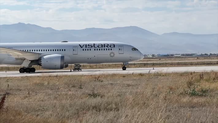 Erzurum’a zorunlu iniş yapan uçakta bekleyiş sürüyor