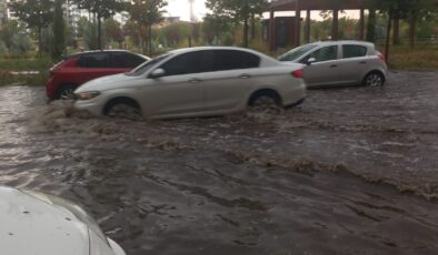 Diyarbakırda sel:Cadde ve sokaklar sular altında
