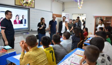Diyarbakır’da işitme engelli öğrencilere kırtasiye desteği