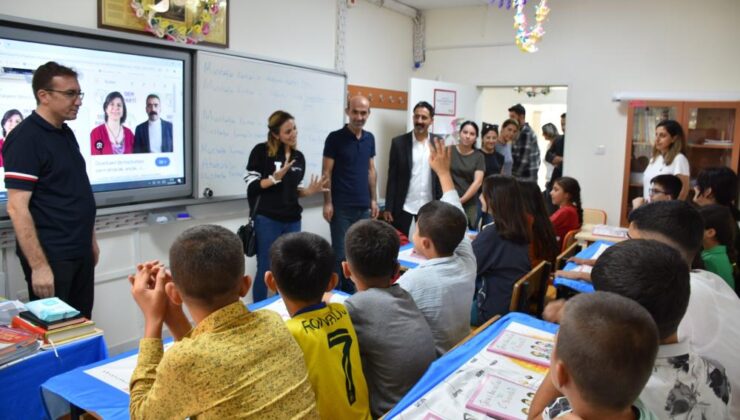 Diyarbakır’da işitme engelli öğrencilere kırtasiye desteği