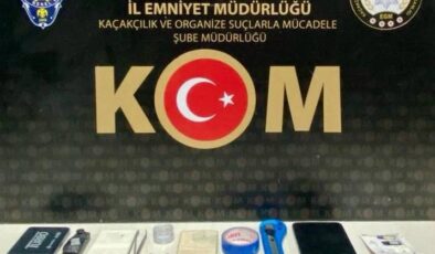 Sürücü kursu sınavında kopyacılar suçüstü yakalandı