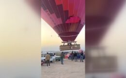 Kapadokya’da sıcak hava balonu park halindeki otomobile çarptı