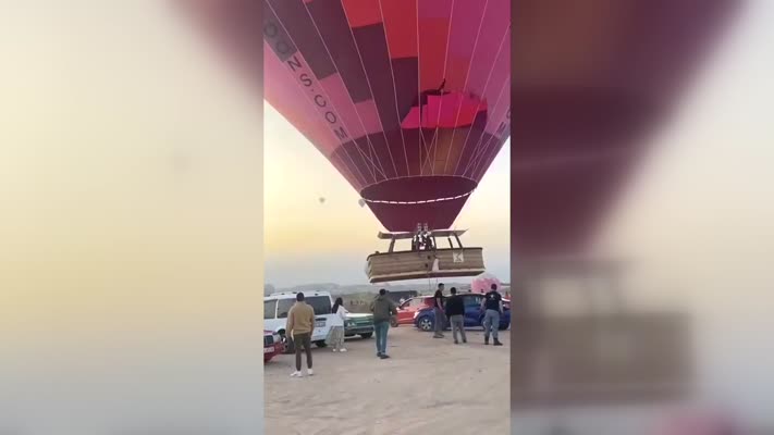 Kapadokya’da sıcak hava balonu park halindeki otomobile çarptı