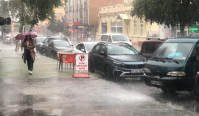 Kars’ta sağanak yağmur, caddeler göle döndü
