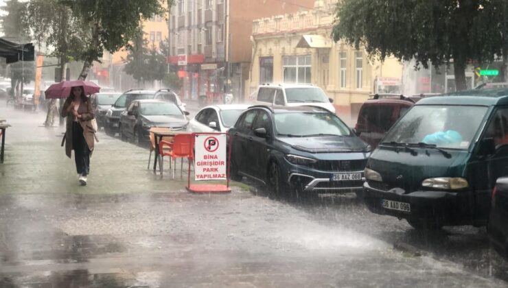 Kars’ta sağanak yağmur, caddeler göle döndü