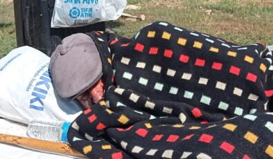 Kars’ta sokakta yaşayan yaşlı adam, yardım bekliyor