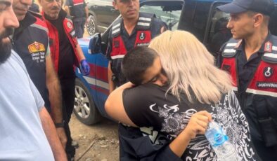 Kayıp çocuk 17 saat sonra ağacın tepesinde uyurken bulundu