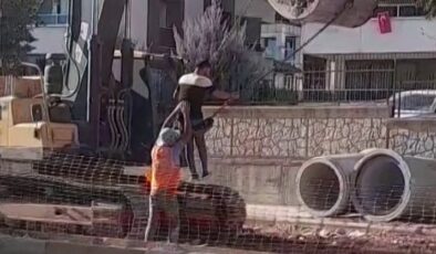 Kepçeye kurulan salıncakla eğlenen işçiler sosyal medyada ilgi çekti