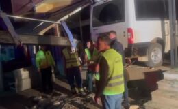Kontrolden çıkan minibüs dükkana girdi