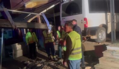 Kontrolden çıkan minibüs dükkana girdi