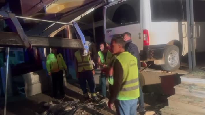 Kontrolden çıkan minibüs dükkana girdi