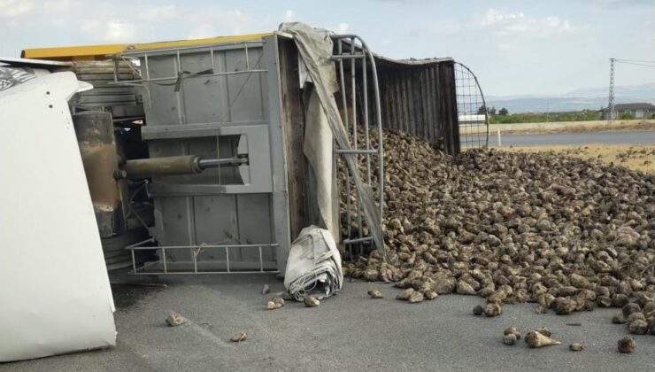 Malatya’da pancar yüklü kamyon devrildi: 2 kişi yaralandı