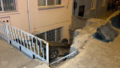 Merdiven boşluğuna düşen otomobildeki 1 kişi öldü, 1 kişi yaralandı