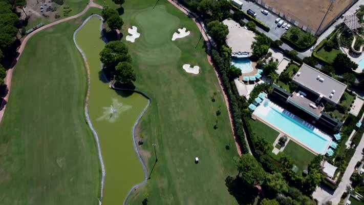 Milyon dolarlık golf sahalarının bakımı özenle yapılıyor