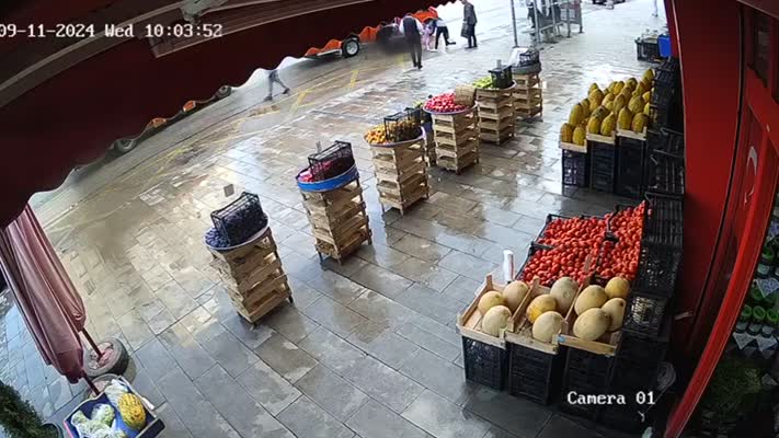 Minibüsün açık kalan kapısından düşen kadın yaralandı