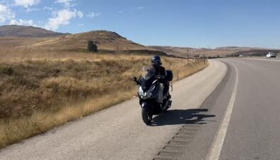 Motosikletiyle ücra mahallelerde çocuklara tatlı ikram ediyor