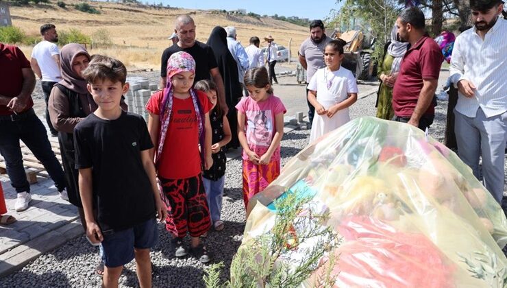 Mezarlığa gelen vatandaşlar, Narin’in mezarının şehitlikte olmasını istiyor