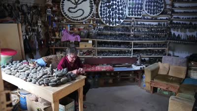 Nehir taşlarına hayat veren emekli sanatçı, 5 bin eseri atölyesinde saklıyor