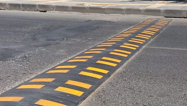 Okul önlerinde tümsek yenileme çalışmaları yapılıyor