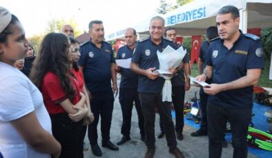Öğrencilerden depremzede itfaiyecilere anlamlı ziyaret ve not