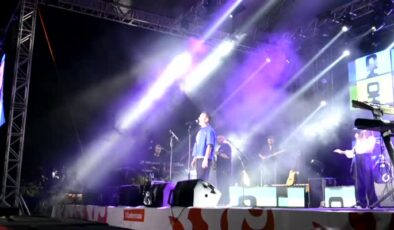 Oğuzhan Koç, coşkulu bir konserle hayranlarıyla buluştu
