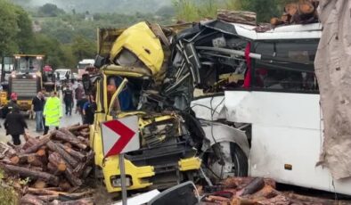 Otobüsle kamyonun çarpıştığı kazada 2 kişi öldü, 23 kişi yaralandı