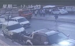 Park halindeki otomobilin üzerine devrilen minibüs kamerada