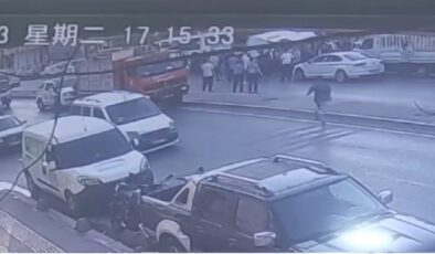 Park halindeki otomobilin üzerine devrilen minibüs kamerada