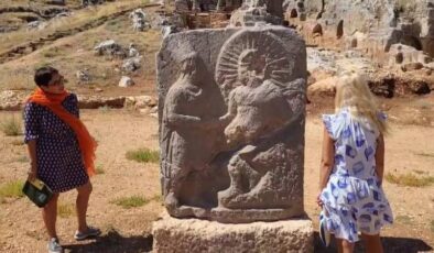 Perre Antik Kent’te 2 bin yıllık kabartmalar ziyaretçi akınına uğruyor