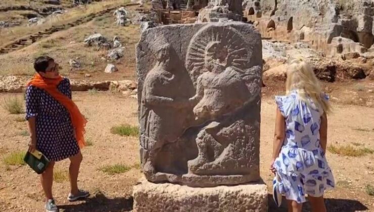 Perre Antik Kent’te 2 bin yıllık kabartmalar ziyaretçi akınına uğruyor