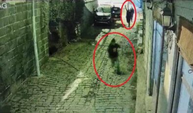 Polise bıçaklı saldırı, güvenlik kamerasında anbean kaydedildi