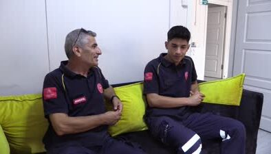 Sağlık çalışanı baba ile oğlu aynı ambulansta hayat kurtarıyor