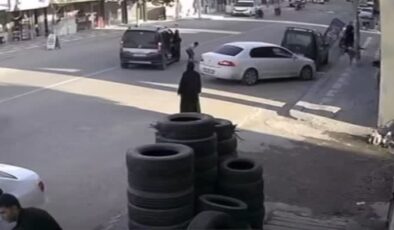 Şanlıurfa’da köpek saldırısından kaçan çocuğun trafikteki tehlikesi