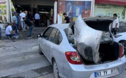 Kontrolden çıkan otomobil markete girdi
