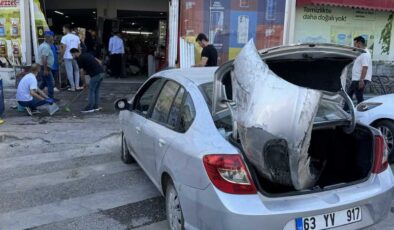 Kontrolden çıkan otomobil markete girdi