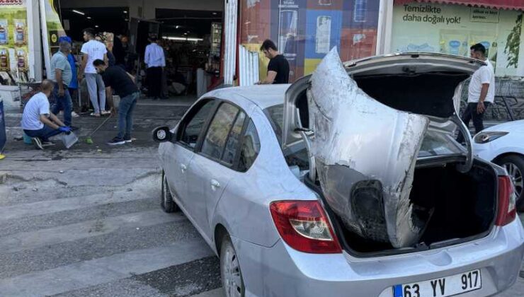 Kontrolden çıkan otomobil markete girdi