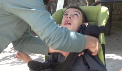 Demir ustası baba, serebral palsili oğlunu yaptığı özel sehpayla gezdiriyor
