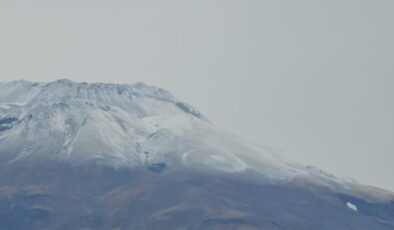 Süphan Dağı’na mevsimin ilk karı düştü