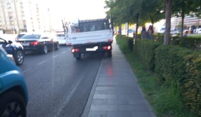 Diyarbakır’da kaldırımlar araç yoluna döndü