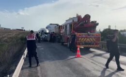 Tır ve servis minibüsü çarpıştı: 4 ölü, 6 yaralı