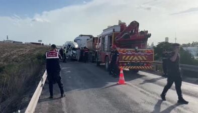 Tır ve servis minibüsü çarpıştı: 4 ölü, 6 yaralı