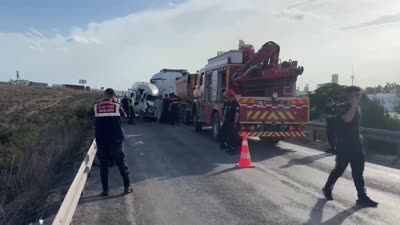 Tır ve servis minibüsü çarpıştı: 4 ölü, 6 yaralı