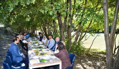 Tunceli’de 85 yaş üstü vatandaşlar Munzur Çayı kıyısında buluştu