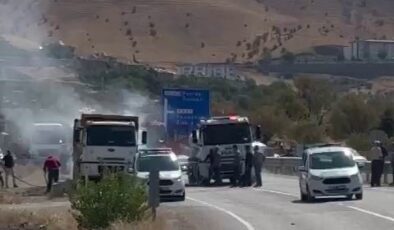 Tunceli’de seyir halindeki kamyon alev alarak hasar gördü